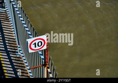 Limite de vitesse sur le pont d'accès au ferry RoRo (maintenant fermé), Fleetwood, Royaume-Uni Banque D'Images