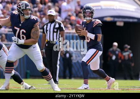 Chicago, États-Unis. 08 septembre 2024. Le quarterback Caleb Williams (18 ans) des Chicago Bears cherche un receveur ouvert contre les Titans du Tennessee au Soldier Field à Chicago le dimanche 8 septembre 2024. Photo de Mark Black/UPI crédit : UPI/Alamy Live News Banque D'Images