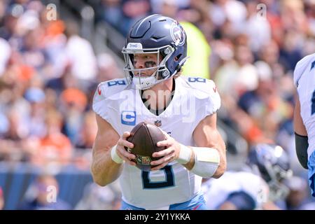 Chicago, États-Unis. 08 septembre 2024. Le quarterback des Titans du Tennessee, Will Levis (8), prend le coup de fouet contre les Bears de Chicago au Soldier Field de Chicago le dimanche 8 septembre 2024. Photo de Mark Black/UPI crédit : UPI/Alamy Live News Banque D'Images