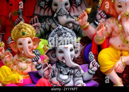 07 septembre 2024, nouvelles idoles du Dieu connues sous le nom de Ganesha ou Ganapati à vendre dans un magasin à la veille du festival de Ganesh à Pune, en Inde. Banque D'Images