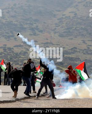 Tubas, Palestine. 24 novembre 2020. Les troupes israéliennes affrontent des manifestants palestiniens par le poste de contrôle de Tayasir dans le nord de la vallée du Jourdain, près de la ville de Tubas en Cisjordanie. Les Palestiniens protestent contre les 30 colonies israéliennes dans la vallée du Jourdain et la construction continue d'avant-postes israéliens illégaux dans la région aux dépens des terres palestiniennes. Ils s’opposaient également au plan israélien d’annexion de la vallée du Jourdain. La vallée du Jourdain comprend environ un tiers de la Cisjordanie, occupée par Israël depuis la guerre israélo-arabe de 1967 malgré les condamnations de l'U Banque D'Images