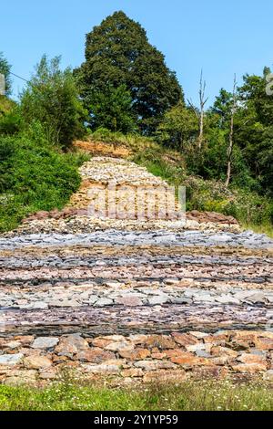La réserve naturelle, les falaises et le village de Comblain-au-pont - échelle géologique - échelle karstique | la réserve naturelle, le village et les fameu Banque D'Images