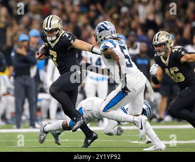 La Nouvelle-Orléans, États-Unis. 09th Sep, 2024. Taysom Hill (7), le quarterback des Saints de la Nouvelle-Orléans, court le ballon contre les Panthers de la Caroline au Caesars Superdome à la Nouvelle-Orléans le dimanche 8 septembre 2024. Photo de AJ Sisco/UPI. Crédit : UPI/Alamy Live News Banque D'Images