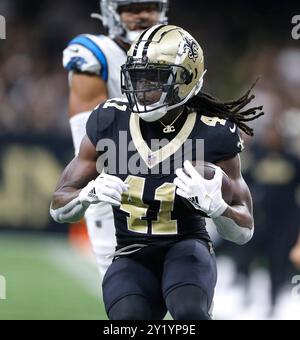 La Nouvelle-Orléans, États-Unis. 09th Sep, 2024. Les Saints de la Nouvelle-Orléans Running Back Alvin Kamara (41) porte le ballon contre les Panthers de la Caroline au Caesars Superdome à la Nouvelle-Orléans le dimanche 8 septembre 2024. Photo de AJ Sisco/UPI. Crédit : UPI/Alamy Live News Banque D'Images