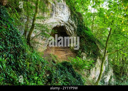 La réserve naturelle, les falaises et le village de Comblain-au-pont |- grottes ; grotte et trou dans la pierre dû au phénonoménon karstique la réserve Banque D'Images