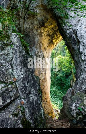 La réserve naturelle, les falaises et le village de Comblain-au-pont |- grottes ; grotte et trou dans la pierre dû au phénonoménon karstique la réserve Banque D'Images
