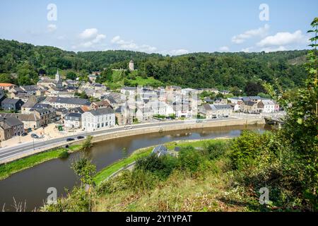 La réserve naturelle, les falaises, la rivière Ourthe et le village de Comblain-au-pont | la réserve naturelle, le village, l'Ourthe et les fameuses Tar Banque D'Images