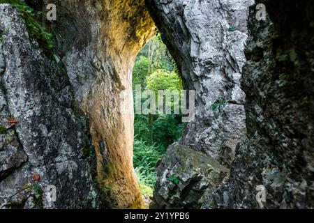 La réserve naturelle, les falaises et le village de Comblain-au-pont |- grottes ; grotte et trou dans la pierre dû au phénonoménon karstique la réserve Banque D'Images