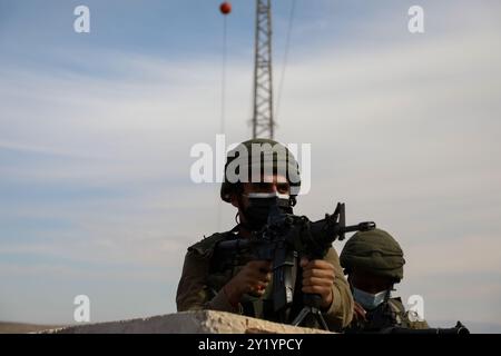 Tubas, Palestine. 24 novembre 2020. Les troupes israéliennes affrontent des manifestants palestiniens par le poste de contrôle de Tayasir dans le nord de la vallée du Jourdain, près de la ville de Tubas en Cisjordanie. Les Palestiniens protestent contre les 30 colonies israéliennes dans la vallée du Jourdain et la construction continue d'avant-postes israéliens illégaux dans la région aux dépens des terres palestiniennes. Ils s’opposaient également au plan israélien d’annexion de la vallée du Jourdain. La vallée du Jourdain comprend environ un tiers de la Cisjordanie, occupée par Israël depuis la guerre israélo-arabe de 1967 malgré les condamnations de l'U Banque D'Images