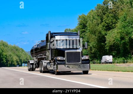 Plan horizontal d'un pétrolier noir naviguant sur une autoroute avec espace de copie. Banque D'Images