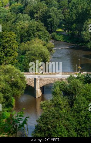 La réserve naturelle, les falaises, la rivière Ourthe et le village de Comblain-au-pont | la réserve naturelle, le village, l'Ourthe et les fameuses Tar Banque D'Images
