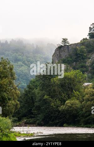 La réserve naturelle, les falaises, la rivière Ourthe et le village de Comblain-au-pont | la réserve naturelle, le village, l'Ourthe et les fameuses Tar Banque D'Images