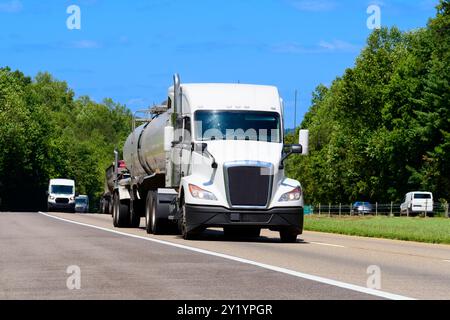 Plan horizontal d'un camion-citerne blanc de dix-huit roues sur l'interstate avec espace de copie. Banque D'Images