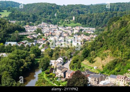 La réserve naturelle, les falaises, la rivière Ourthe et le village de Comblain-au-pont | la réserve naturelle, le village, l'Ourthe et les fameuses Tar Banque D'Images