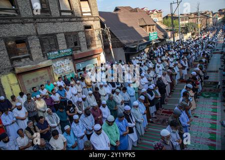 Srinagar, Inde. 08 septembre 2024. Les dévots musulmans du Cachemire offrent des prières le long de la route principale à l'extérieur du sanctuaire du Saint Soufi dans le quartier du centre-ville dans la vieille ville de Srinagar. Des milliers de musulmans de tout le Cachemire se sont rassemblés pour offrir la prière annuelle de la congrégation 'Khoja Digar'', une prière de masse spéciale le 3ème de Rabi-ul-Awwal, le troisième mois du calendrier islamique, au sanctuaire de Saint Soufi Khawaja Naqashband à l'anniversaire de sa mort. Crédit : SOPA images Limited/Alamy Live News crédit : SOPA images Limited/Alamy Live News Banque D'Images