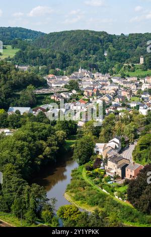 La réserve naturelle, les falaises, la rivière Ourthe et le village de Comblain-au-pont | la réserve naturelle, le village, l'Ourthe et les fameuses Tar Banque D'Images