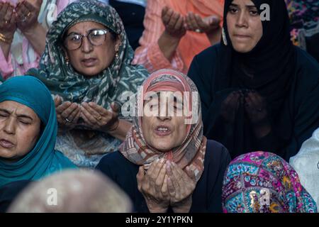 Srinagar, Inde. 08 septembre 2024. Les dévots musulmans du Cachemire prient à l'extérieur du sanctuaire du Saint Soufi dans le quartier du centre-ville dans la vieille ville de Srinagar. Des milliers de musulmans de tout le Cachemire se sont rassemblés pour offrir la prière annuelle de la congrégation 'Khoja Digar'', une prière de masse spéciale le 3ème de Rabi-ul-Awwal, le troisième mois du calendrier islamique, au sanctuaire de Saint Soufi Khawaja Naqashband à l'anniversaire de sa mort. Crédit : SOPA images Limited/Alamy Live News crédit : SOPA images Limited/Alamy Live News Banque D'Images