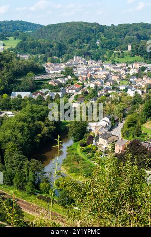 La réserve naturelle, les falaises, la rivière Ourthe et le village de Comblain-au-pont | la réserve naturelle, le village, l'Ourthe et les fameuses Tar Banque D'Images