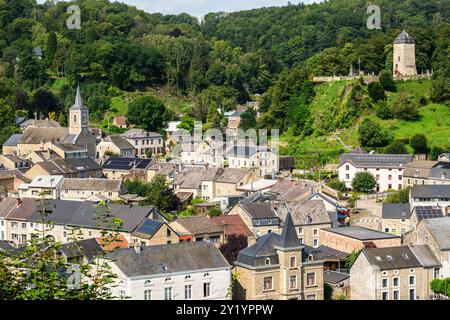 La réserve naturelle, les falaises, la rivière Ourthe et le village de Comblain-au-pont | la réserve naturelle, le village, l'Ourthe et les fameuses Tar Banque D'Images