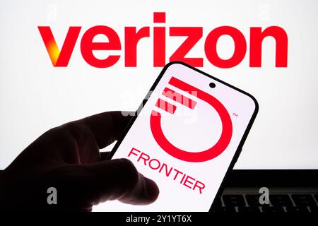 Logos Verizon et Frontier Communications affichés sur les appareils à l'écran, mettant l'accent sur le partenariat dans le domaine des télécommunications. Stafford, Royaume-Uni, septembre Banque D'Images