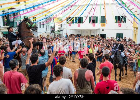 Danse traditionnelle avec des chevaux, 'Jaleo', originaire du 14ème siècle, fêtes de Sant Bartomeu, Ferreries, Minorque, îles Baléares, Espagne. Banque D'Images