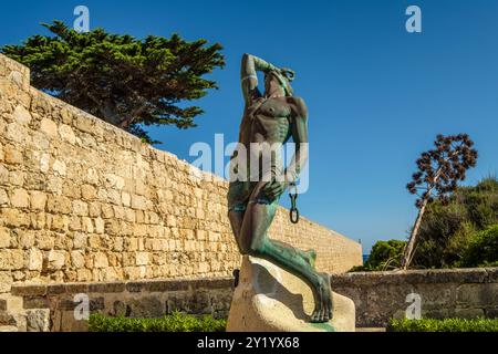 Fidelius, sculpture en bronze dédiée à Pasteur, Koch, Finlay et Ferran, œuvre de Manuel Ramos González, Lazareto Island, Illa del Llatzeret, Mahón, Minorque, Espagne. Banque D'Images