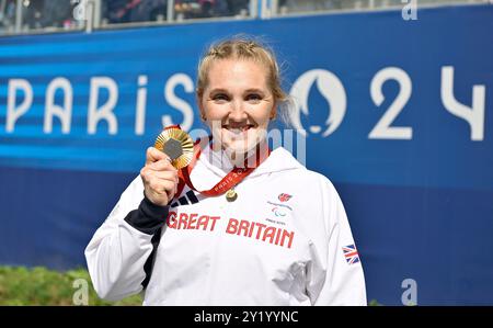 Paris, France. 08 septembre 2024. Paralympics Paris2024. Para Canoe. Stade nautique olympique. Paris. Charlotte Henshaw (GBR) avec sa 2e médaille D'OR en finale de para canoë lors des Jeux paralympiques de Paris 2024 au stade olympique nautique, France. Crédit : Sport in Pictures/Alamy Live News Banque D'Images
