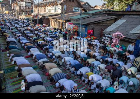 Srinagar, Inde. 08 septembre 2024. Les dévots musulmans du Cachemire offrent des prières le long de la route principale à l'extérieur du sanctuaire du Saint Soufi dans le quartier du centre-ville dans la vieille ville de Srinagar. Des milliers de musulmans de tout le Cachemire se sont rassemblés pour offrir la prière annuelle de la congrégation 'Khoja Digar'', une prière de masse spéciale le 3ème de Rabi-ul-Awwal, le troisième mois du calendrier islamique, au sanctuaire de Saint Soufi Khawaja Naqashband à l'anniversaire de sa mort. (Photo de Faisal Bashir/SOPA images/Sipa USA) crédit : Sipa USA/Alamy Live News Banque D'Images