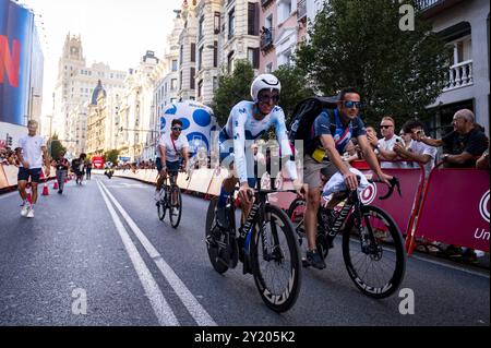 Enric Mas d'Espagne et Team Movistar vus à la fin du contre-la-montre individuel du 79e Tour d'Espagne 2024 - étape 21 le 8 septembre 2024 à Madrid, Espagne. Banque D'Images