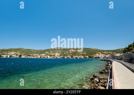 Eski Foca vue sur le front de mer par le port sur la côte égéenne, Izmir, Turquie. Eski Foca est une station balnéaire populaire en Turquie Banque D'Images