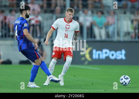 Osijek, Croatie. 08 septembre 2024. OSIJEK, CROATIE - 8 SEPTEMBRE : le joueur de Croatie Josko Gvardiol (à gauche) et le joueur de Pologne Mateusz Bogusz (à droite) en action lors du match UEFA Nations League 2024/25 League A Group A1 entre la Croatie et la Pologne le 8 septembre 2024 à Osijek, Croatie. Photo : Davor Javorovicj/Pixsell crédit : Pixsell/Alamy Live News Banque D'Images