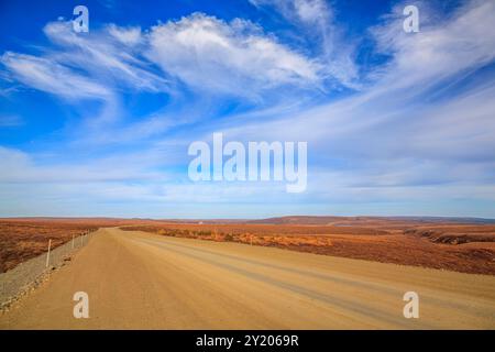 La route Dempster traversant la toundra arctique juste au nord de la frontière du Yukon Banque D'Images