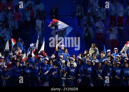 Paris, France. 08 septembre 2024. Les fans de France assistent à la cérémonie de clôture des Jeux Paralympiques de Paris 2024 le 8 septembre 2024 au stade de France à Paris. Photo de Firas Abdullah/ABACAPRESS. COM Credit : Abaca Press/Alamy Live News Banque D'Images