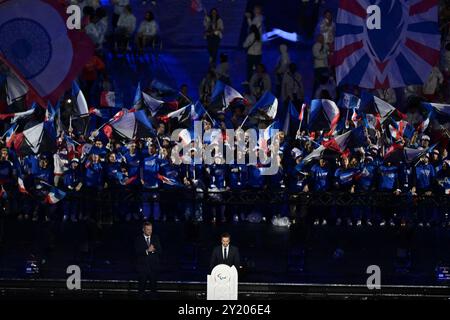 Paris, France. 08 septembre 2024. Les fans de France assistent à la cérémonie de clôture des Jeux Paralympiques de Paris 2024 le 8 septembre 2024 au stade de France à Paris. Photo de Firas Abdullah/ABACAPRESS. COM Credit : Abaca Press/Alamy Live News Banque D'Images