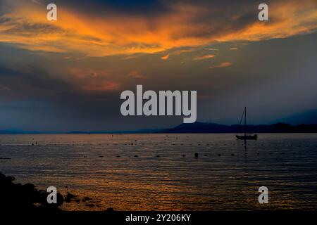 Coucher de soleil sur les rives de la Méditerranée avec un voilier Banque D'Images