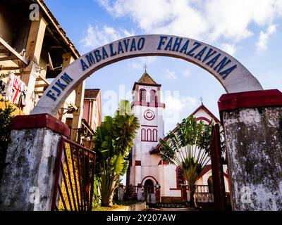 Vue imprenable sur l'église FJKM Ambalavao Fahazavana dans la vieille ville de Fianarantsoa, Madagascar Banque D'Images