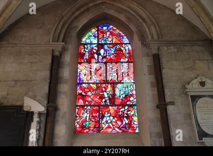 La fenêtre de Chagall, 'David', conçue par l'artiste russo-français Marc Chigall, représentation du Psaume 150, installée en 1978, cathédrale de Chichester. Banque D'Images