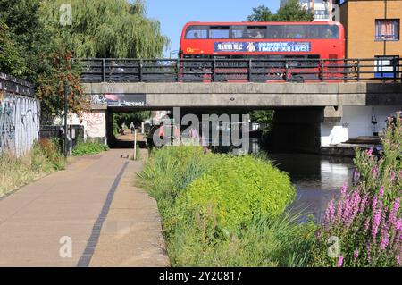 Regents canal entre Caledonian Road et York Way, près de Kings Cross, un jour d'été, au nord de Londres, Royaume-Uni Banque D'Images