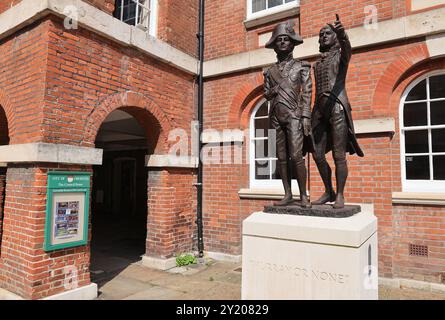 Sculpture des amiraux Lord Horatio Nelson et Sir George Murray, devant le Council House, sur North Street, Chichester, West Sussex, Royaume-Uni Banque D'Images