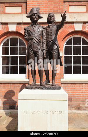 Sculpture des amiraux Lord Horatio Nelson et Sir George Murray, devant le Council House, sur North Street, Chichester, West Sussex, Royaume-Uni Banque D'Images