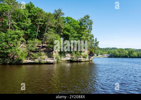 Les falaises de grès cambrien le long de la rivière Wisconsin dans les Wisconsin Dells. Banque D'Images