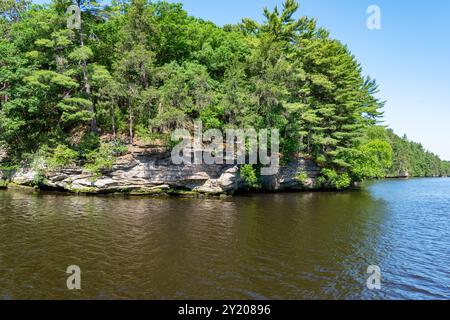 Les falaises de grès cambrien le long de la rivière Wisconsin dans les Wisconsin Dells. Banque D'Images