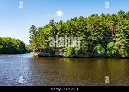 Les falaises de grès cambrien le long de la rivière Wisconsin dans les Wisconsin Dells. Banque D'Images