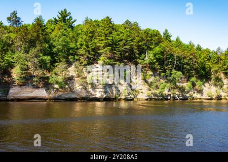 Les falaises de grès cambrien le long de la rivière Wisconsin dans les Wisconsin Dells. Banque D'Images