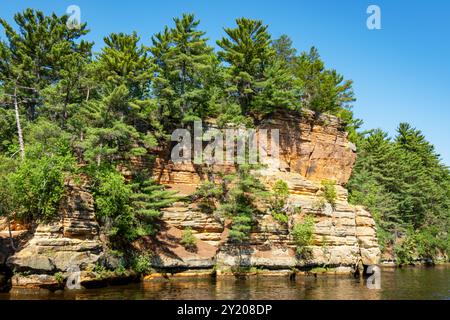 Les falaises de grès cambrien le long de la rivière Wisconsin dans les Wisconsin Dells. Banque D'Images