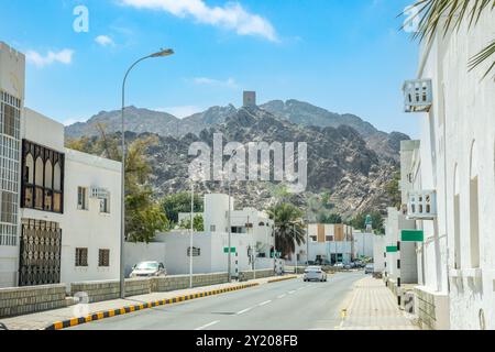 Muscat Takia rues du centre-ville historique avec route et bâtiment aux murs blancs, Oman Banque D'Images