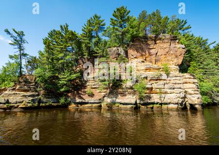 Les falaises de grès cambrien le long de la rivière Wisconsin dans les Wisconsin Dells. Banque D'Images