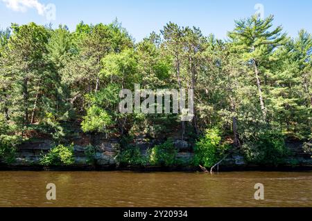 Les falaises de grès cambrien le long de la rivière Wisconsin dans les Wisconsin Dells. Banque D'Images