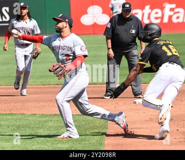 Pittsburgh, États-Unis. 08 septembre 2024. La deuxième base des Nationals de Washington Luis García Jr. (2) se lance à la maison pour faire la sortie sur la deuxième base des Pirates de Pittsburgh Nick Gonzales dans le quatrième Inning of the Pirates au PNC Park le dimanche 8 septembre 2024 à Pittsburgh. Photo par Archie Carpenter/UPI crédit : UPI/Alamy Live News Banque D'Images