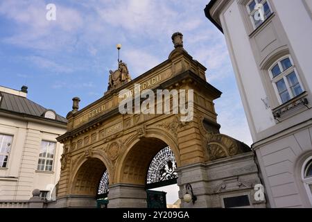 Plzen, République tchèque - 18 août 2024 : Pilsner Urquell Plzensky Prazdroj Brewery historique Jubilee Factory Gate Banque D'Images